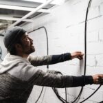 Jak bezpiecznie przedłużyć przewód elektryczny pod tynkiem