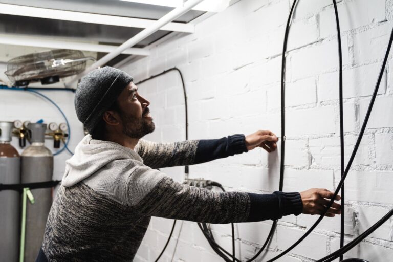 Jak bezpiecznie przedłużyć przewód elektryczny pod tynkiem
