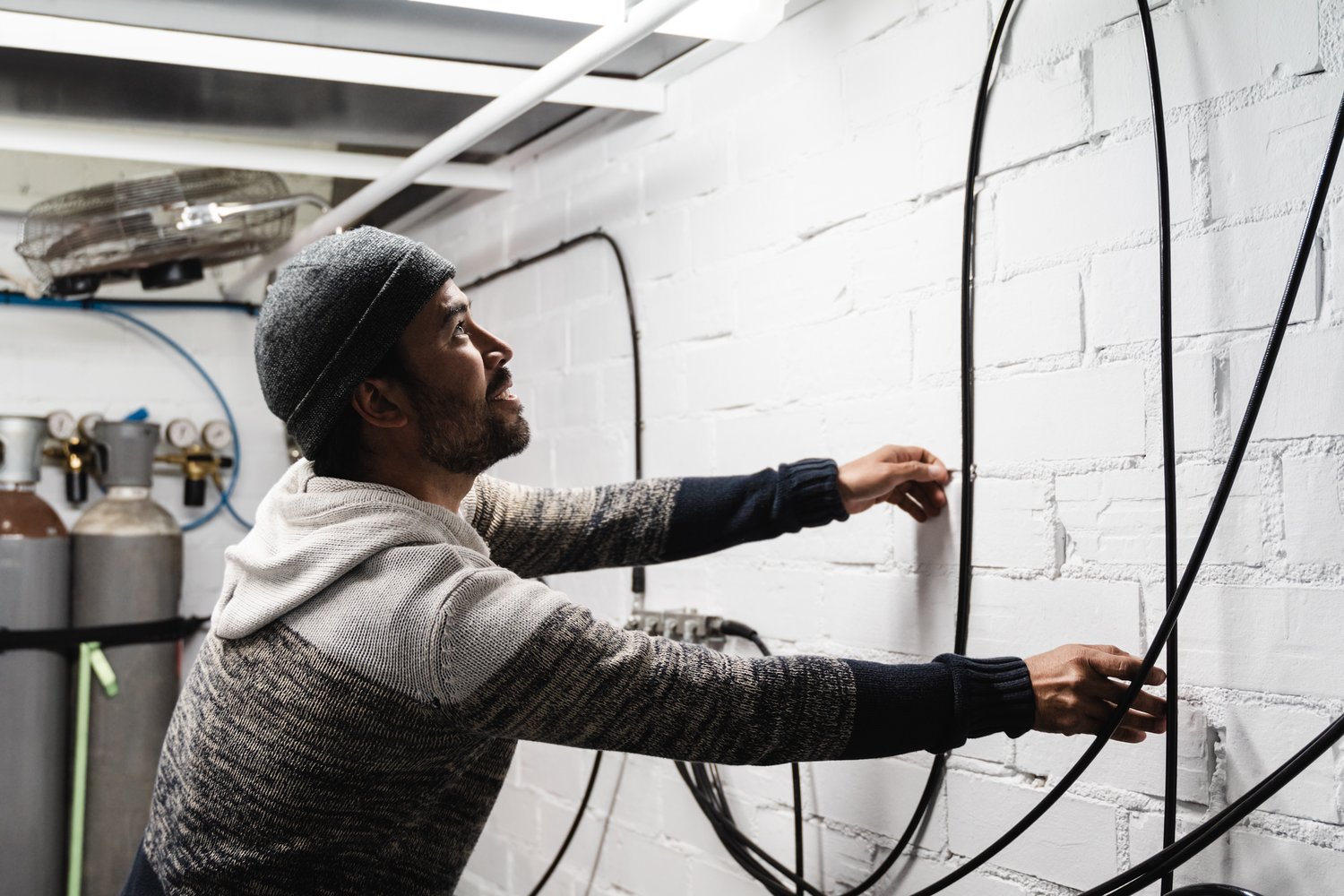 Jak bezpiecznie przedłużyć przewód elektryczny pod tynkiem