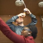 Jak podłączyć lampę sufitową z trzema żarówkami