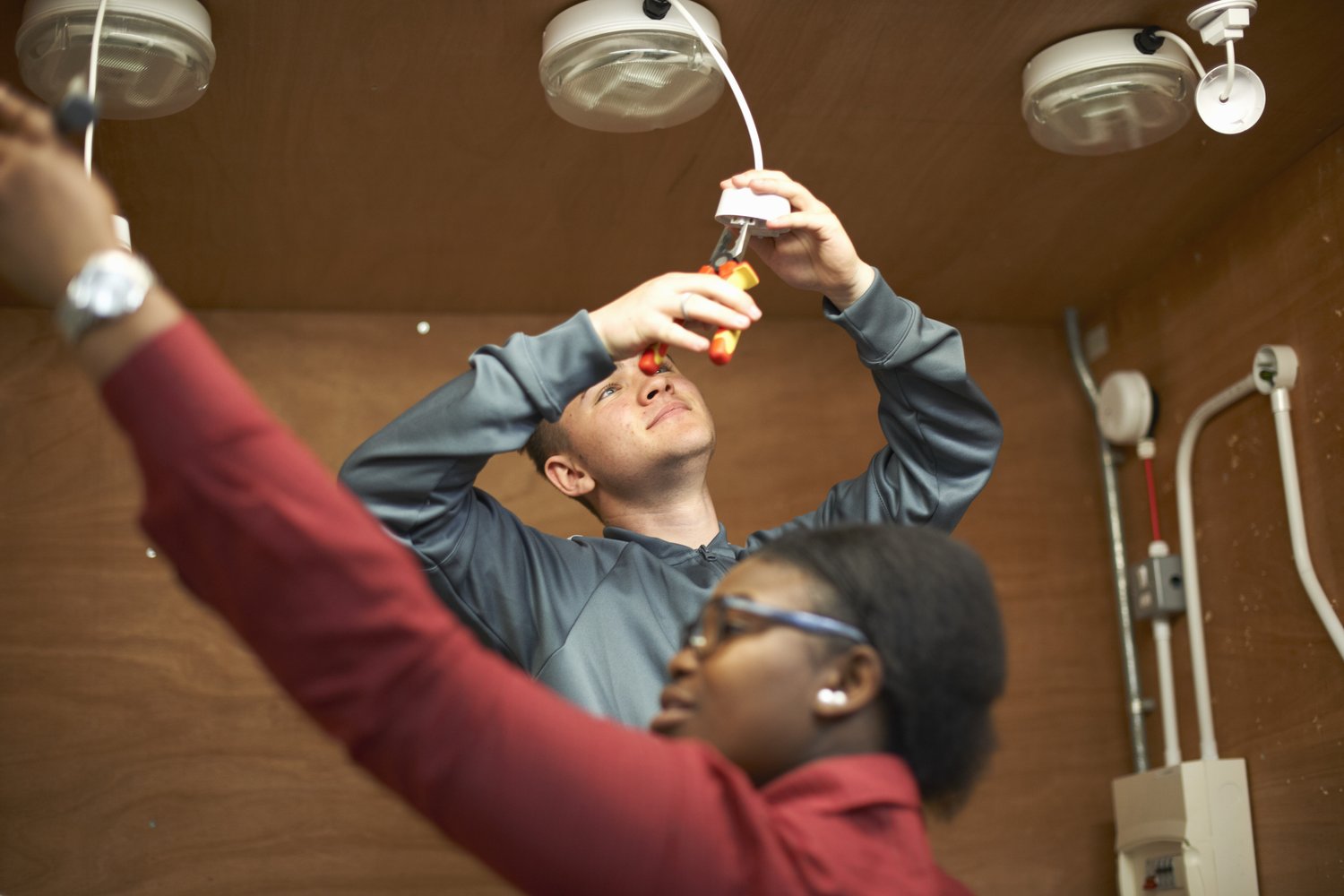 Jak podłączyć lampę sufitową z trzema żarówkami