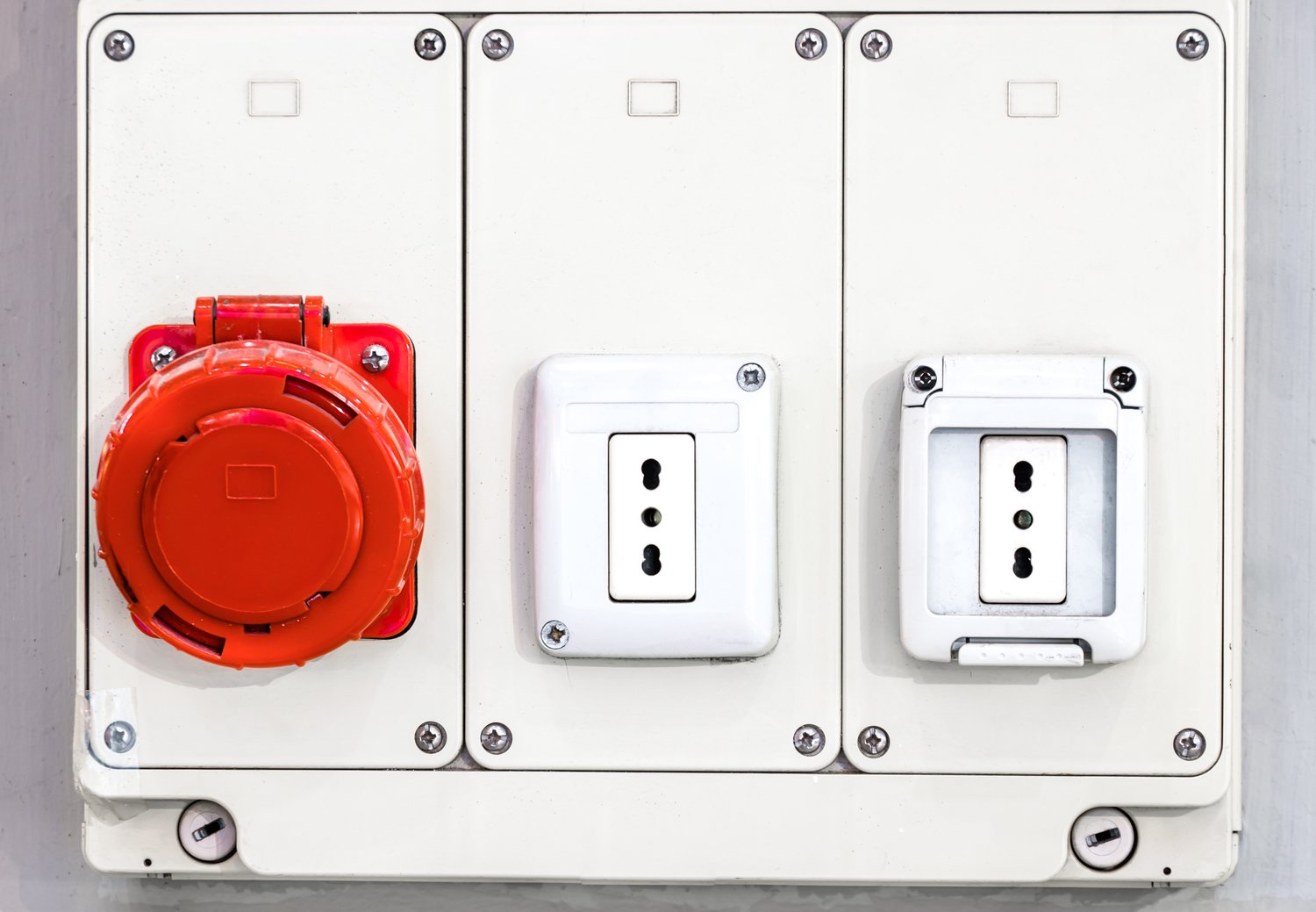 Jak prawidłowo połączyć przewody w puszce rozgałęźnej