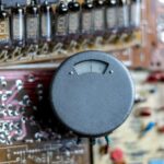 Jak sprawdzić napięcie w gniazdku domowym miernikiem