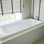 Jak wybrać idealną wannę akrylową do małej łazienki