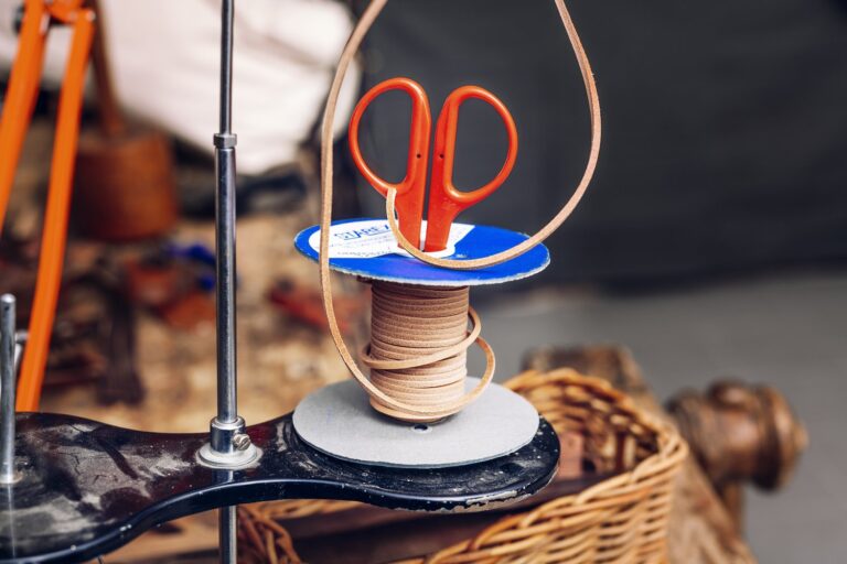 Jak wymienić uszkodzony kabel w lampce biurkowej lub stojącej