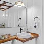 Jak zamontować oświetlenie nad lustrem w łazience bez pomocy elektryka