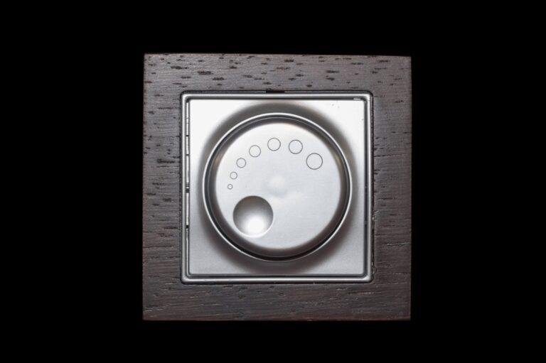 Kiedy warto zamontować ściemniacz zamiast zwykłego włącznika