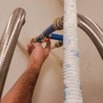 Kiedy wymieniać elastyczne wężyki pod umywalką