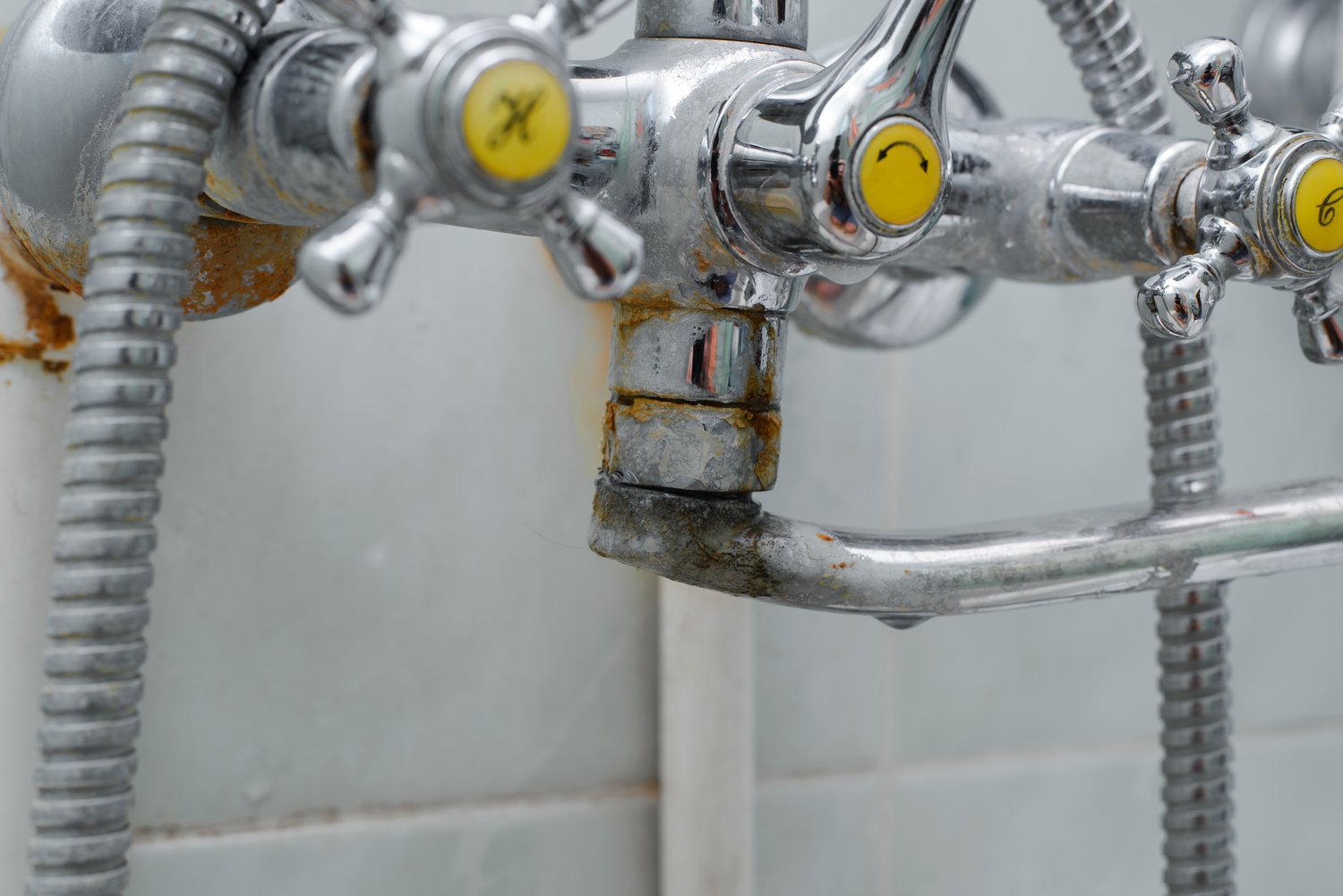 Dlaczego zimna woda płynie z baterii oznaczonej jako ciepła